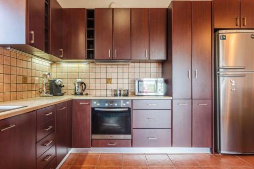 Una cocina o zona de cocina en Mani's Aura Seaside - Paradise Villa With Garden