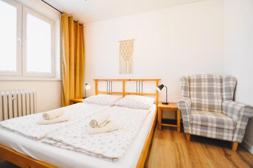 1 dormitorio con 1 cama y 1 silla en Apartment Fragrantly, en Poprad