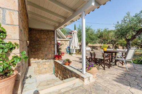 Un balcón o terraza de Mani's Aura Seaside - Paradise Villa With Garden