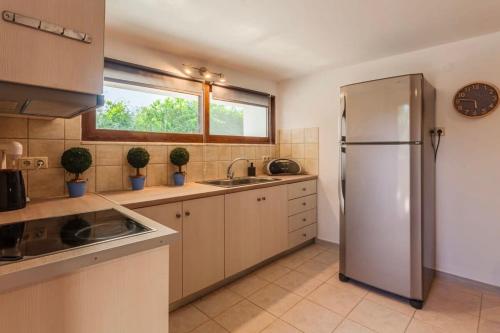 Una cocina o zona de cocina en Mani's Aura Seaside - Paradise Villa With Garden