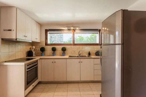Una cocina o zona de cocina en Mani's Aura Seaside - Paradise Villa With Garden