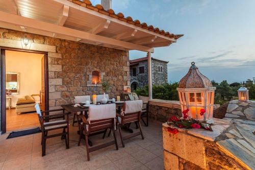 Un balcón o terraza de Mani's Aura Seaside - Paradise Villa With Garden