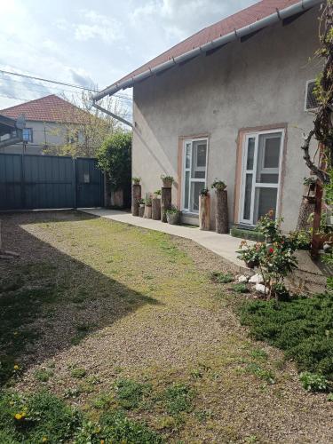 a house with a fence and a yard at Anett lak in Oradea