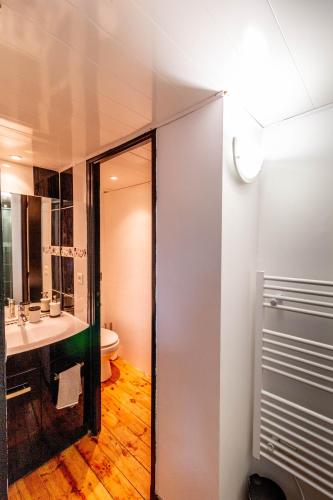 une salle de bain avec toilettes et lavabo dans l'établissement Chambres d'Hôtes La Vigneronne, à Senouillac