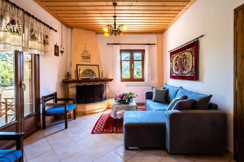 Posezení v ubytování Stemnitsa Stone Residence - Comfy Mountain Getaway