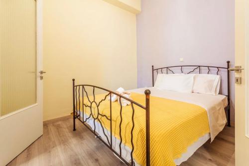 Postel nebo postele na pokoji v ubytování Kalamata Rose Nest - Urban Comfy Escape