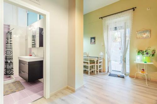 Koupelna v ubytování Kalamata Rose Nest - Urban Comfy Escape