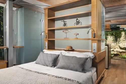 Un dormitorio con una cama y estanterías con bicicletas. en Luxury TreeHouse - A breath away from the beach, en Loutrákion
