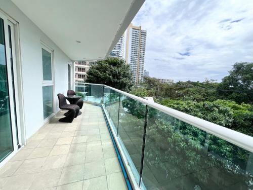 Balcony o terrace sa Cosy Beach View Condominium