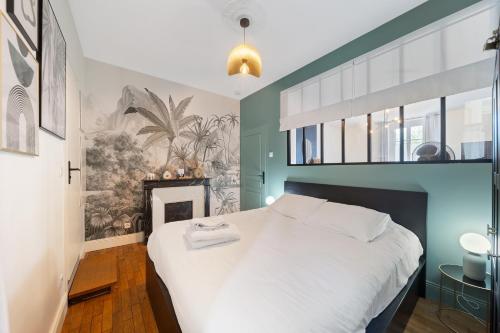 - une chambre avec un lit blanc et une cheminée dans l'établissement Charme & Tranquillité : Jardin de l’Arquebuse/Gare, à Dijon