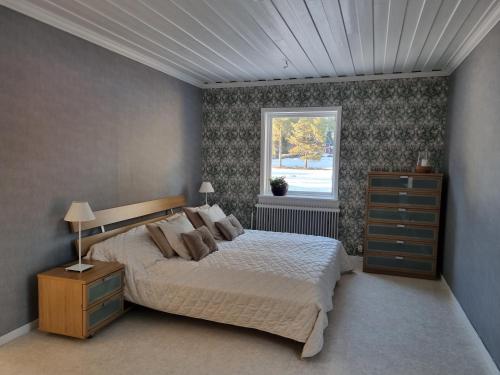 Tempat tidur dalam kamar di Gårdshus med lantligt läge
