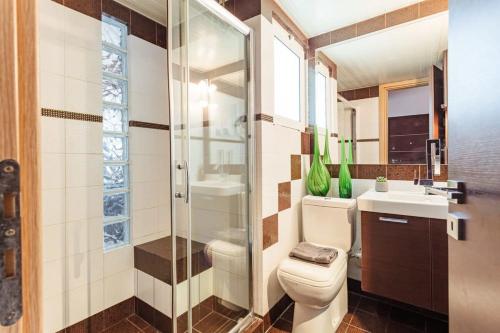une salle de bain avec toilettes, douche et lavabo dans l'établissement Sweet Home Kalamata Central Comfort and Warmth, à Kalamata