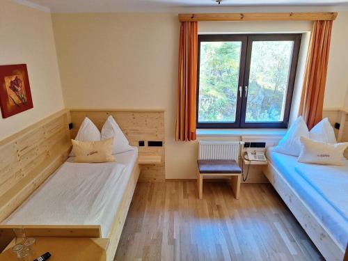 Postel nebo postele na pokoji v ubytování Gasthof zur Donaubrücke