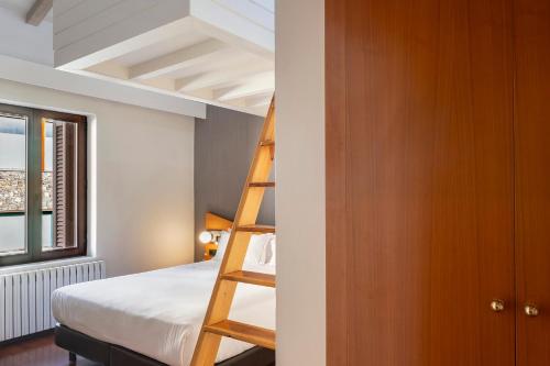 Una cama o camas en una habitación de Hotel de l'Isard