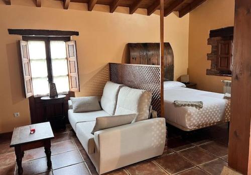 uma sala de estar com um sofá e uma cama em Los Acebos de Pena Cabarga em Sobremazas