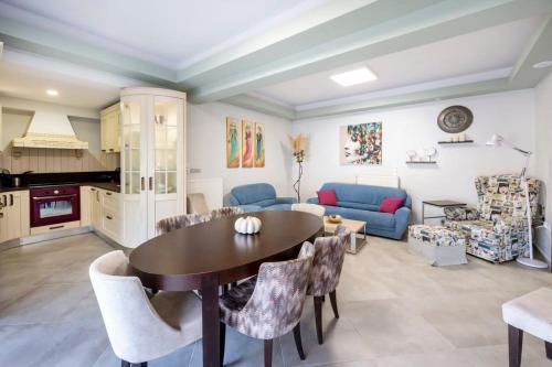 Una cocina y una sala de estar con mesa y sillas. en Homes Eva's garden -Your Secret Retreat with a Private Pool in Kos, en Asfendioú