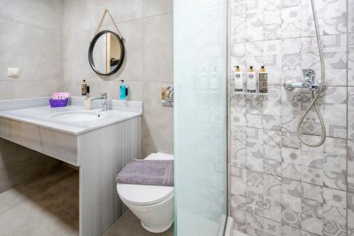 un bagno con doccia, WC e lavandino di Homes Eva's garden -Your Secret Retreat with a Private Pool in Kos ad Asfendioú