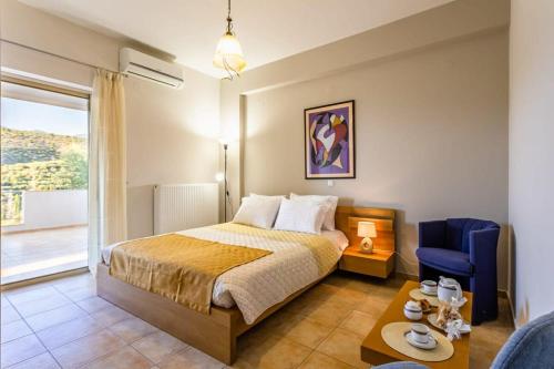 A bed or beds in a room at Kitries Summer Getaway - Eden Cozy Suite