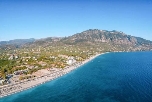 une vue aérienne d'une plage et de l'océan dans l'établissement Kalamata's Spacious Getaway-Taygetos Amazing View, à Kalamata