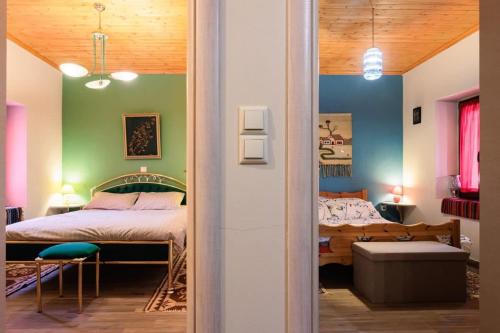 1 dormitorio con 1 cama y 1 dormitorio con mesa en Arcadia Getaway - Levidi Sani 11 Suite, en Levidhion