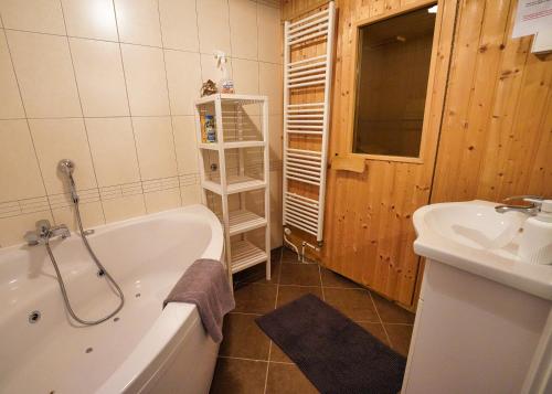 Et badeværelse på Apartment Mojstrovka in center with private sauna