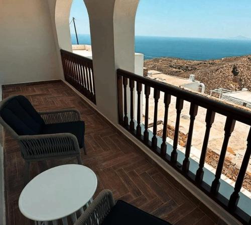 Captain's Villa - Sea Serenity in Folegandros في Áno Meriá: شرفة مطلة على المحيط