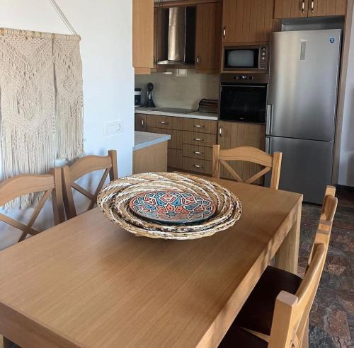 Captain's Villa - Sea Serenity in Folegandros في Áno Meriá: مطبخ مع طاولة خشبية ومطبخ مع ثلاجة