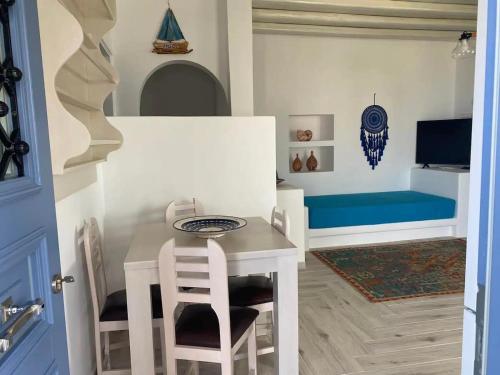 Habitación con mesa, sillas y cama en Folegandros Enchanting Cycladic Home Sunset Views en Áno Meriá