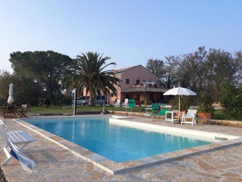 Bazén v ubytování Appartamento fronte piscina nebo v jeho okolí
