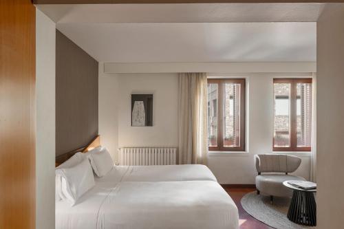 Una cama o camas en una habitación de Hotel de l'Isard