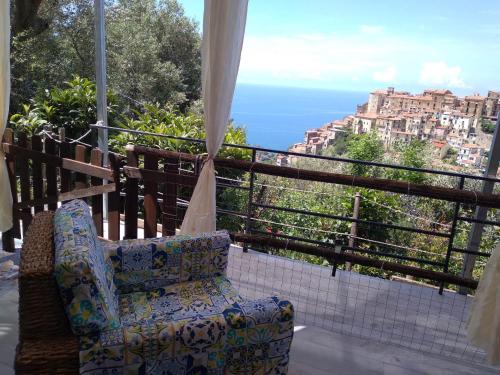 Camera con sedia e vista sull'oceano di la casa dei fiori a Pisciotta