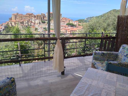 balcone con vista sulla città di la casa dei fiori a Pisciotta