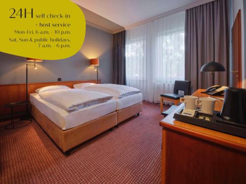 um quarto de hotel com uma cama e uma secretária em Classik Hotel Magdeburg em Magdeburgo