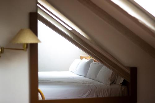 Una cama o camas en una habitación de Hotel de l'Isard