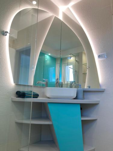 y baño con lavabo y espejo. en Villa Katarina Mali Lošinj, en Mali Lošinj