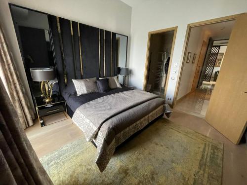 um quarto com uma cama grande e uma grande cabeceira. em SANREMO FRONTE MARE em Sanremo