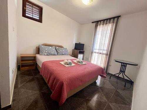 sypialnia z łóżkiem z czerwonym kocem w obiekcie Guesthouse Civovic w Barze