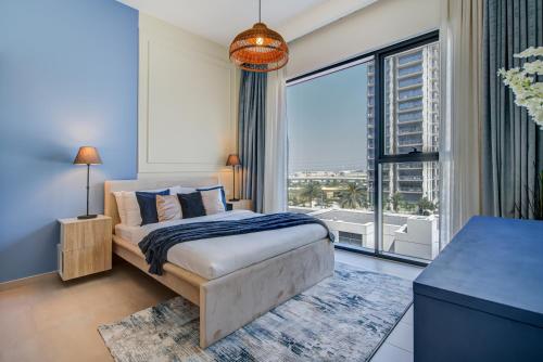 een slaapkamer met een bed en een groot raam bij Trophy - Dubai Hills Dreamy Delight Suite in Dubai