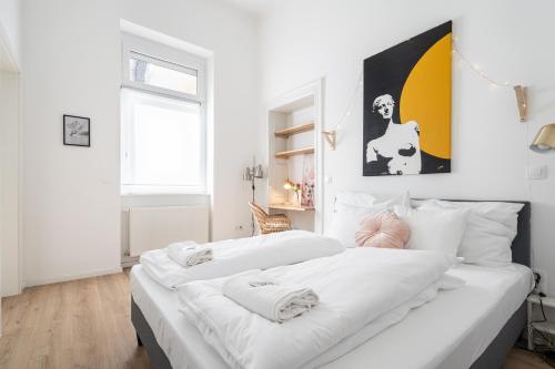 布達佩斯的住宿－Vanilla Heights Apartment，白色卧室配有一张带白色床单的大床