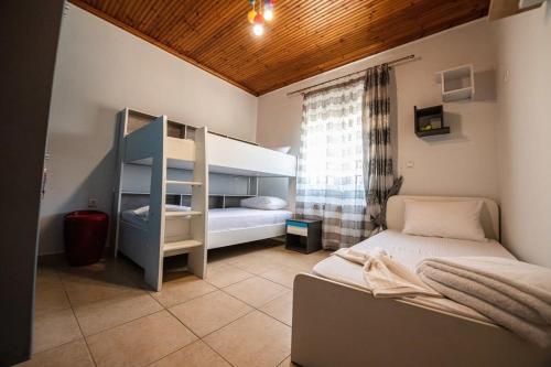 1 dormitorio con 2 camas y 1 litera en Filiatra's Cozy Haven A Peaceful Escape in Nature, en Filiatra