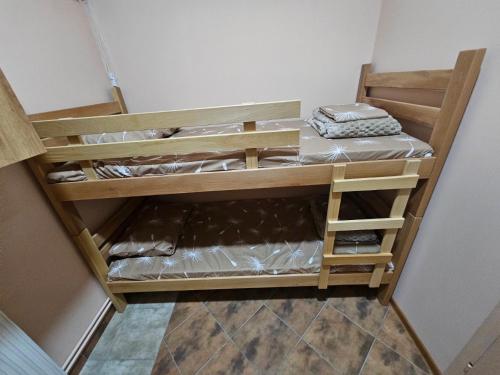 Hostel Ciro emeletes ágyai egy szobában
