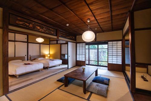 奈良市にあるNIPPONIA HOTEL 奈良 ならまちのベッドルーム1室(ベッド2台、テーブル付)