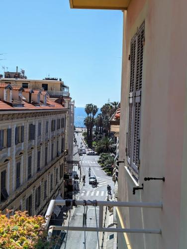 Blick auf eine Stadtstraße von einem Gebäude in der Unterkunft Casa Moret in Sanremo