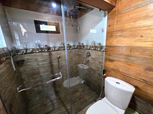 a bathroom with a toilet and a glass shower at Dorala Villa - on the way to Ella, Udawalawa or Mirissa in Kuruwita