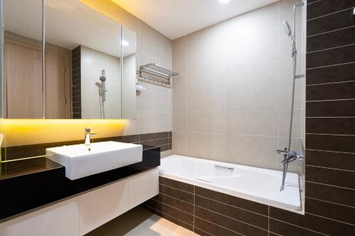 Phòng tắm tại Mark Apartment - Rivergate residence