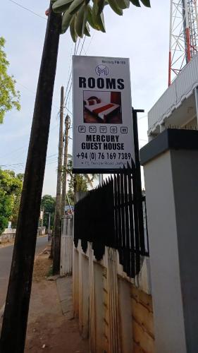 un cartello per una casa sul lato di una strada di MercuryFM 109 Guest House - Jaffna Temple road 77 a Jaffna