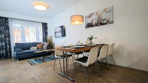 un soggiorno con tavolo da pranzo e divano di Ferienwohnung Urban -Friedensstein- a Gotha