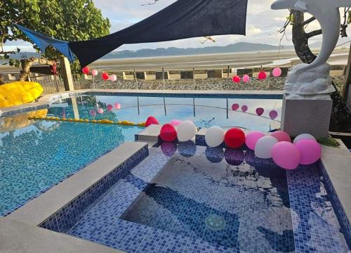 basen z różowymi i białymi kulami w obiekcie Camp Wadi Codial Beach Resort w mieście San Pedro