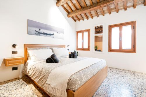 ヴェネツィアにある5 minuti da Rialto, intera palazzina Venezianaの窓のある部屋にある大きなベッドのある寝室