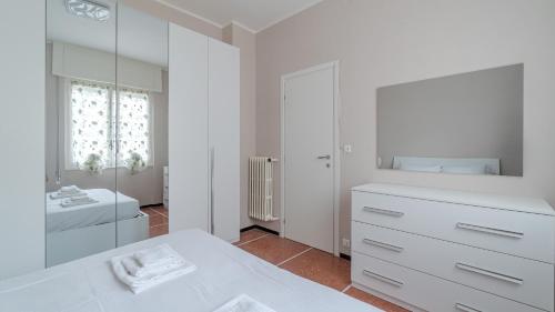 Baño blanco con tocador blanco y espejo en Italianway - Firenze 11, en Rapallo
